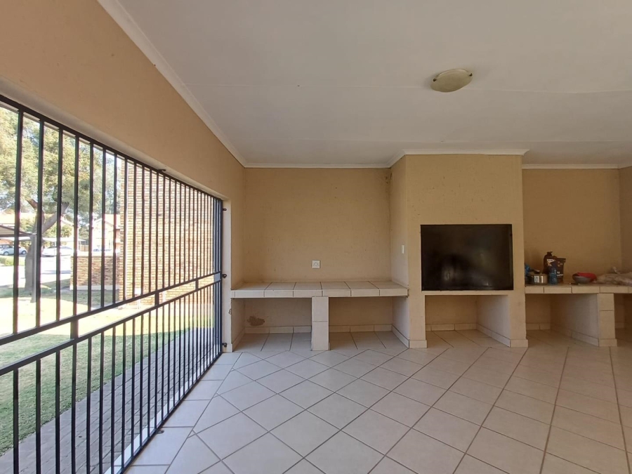To Let 2 Bedroom Property for Rent in Honeypark Gauteng