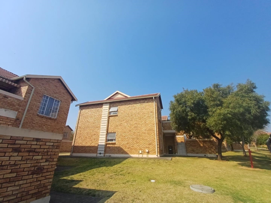 To Let 2 Bedroom Property for Rent in Honeypark Gauteng