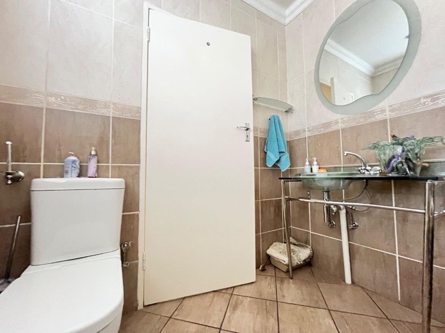 4 Bedroom Property for Sale in Crystal Park Gauteng