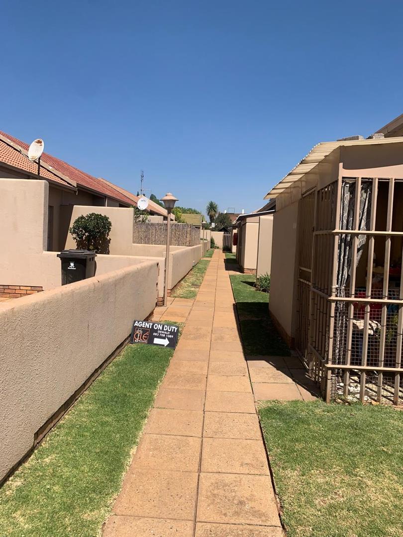 2 Bedroom Property for Sale in Birchleigh North Gauteng