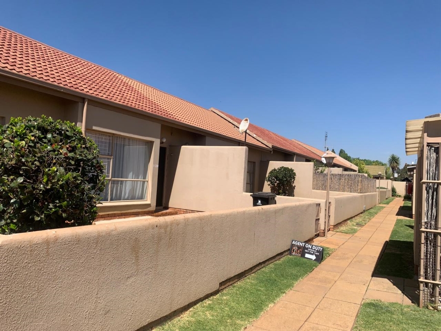 2 Bedroom Property for Sale in Birchleigh North Gauteng