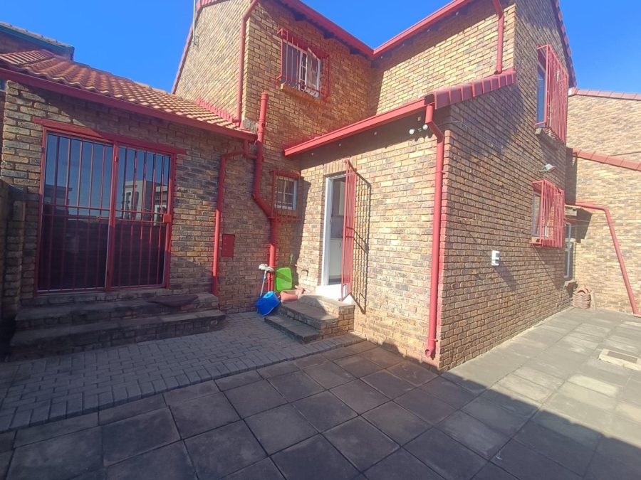 3 Bedroom Property for Sale in Die Hoewes Gauteng