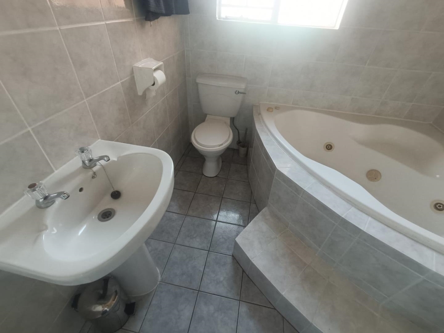 3 Bedroom Property for Sale in Die Hoewes Gauteng