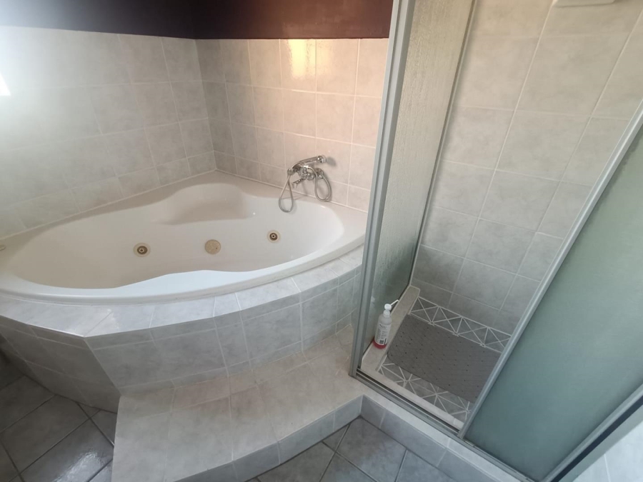 3 Bedroom Property for Sale in Die Hoewes Gauteng