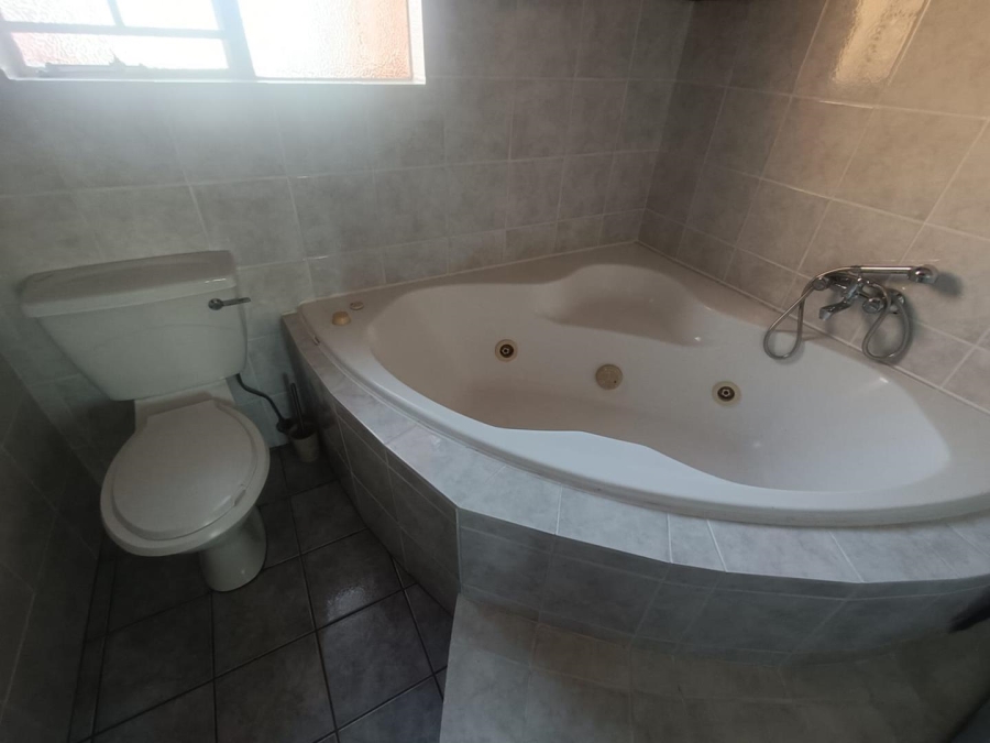 3 Bedroom Property for Sale in Die Hoewes Gauteng