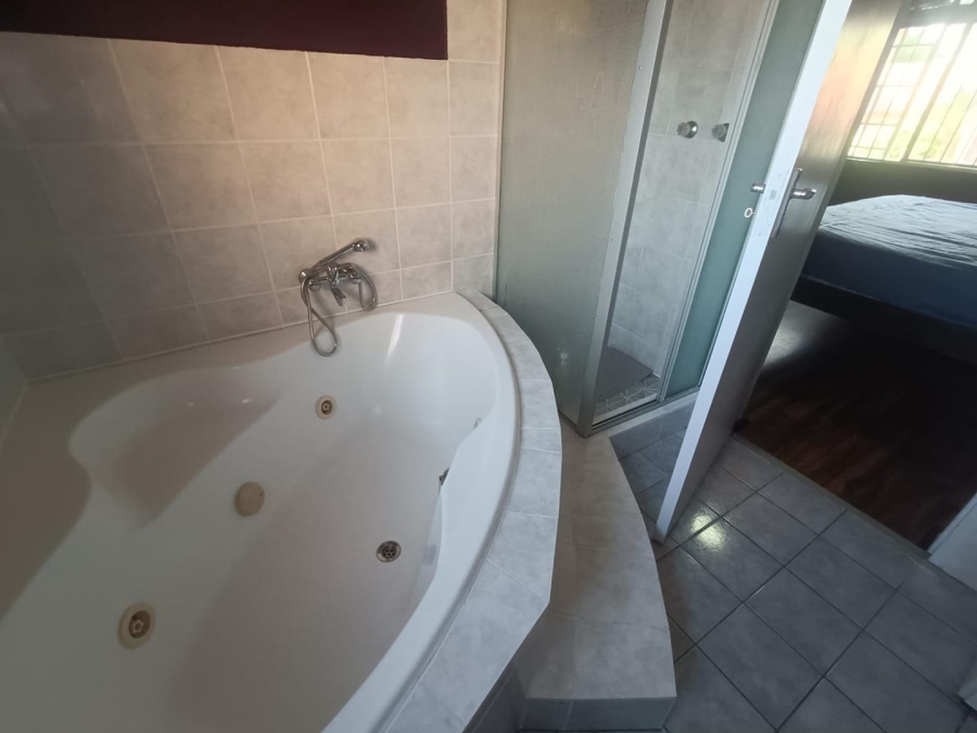 3 Bedroom Property for Sale in Die Hoewes Gauteng