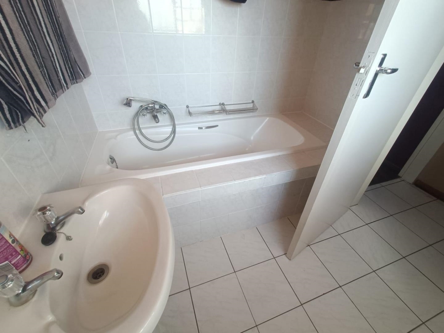 3 Bedroom Property for Sale in Die Hoewes Gauteng