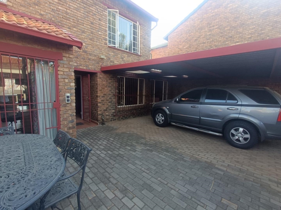3 Bedroom Property for Sale in Die Hoewes Gauteng