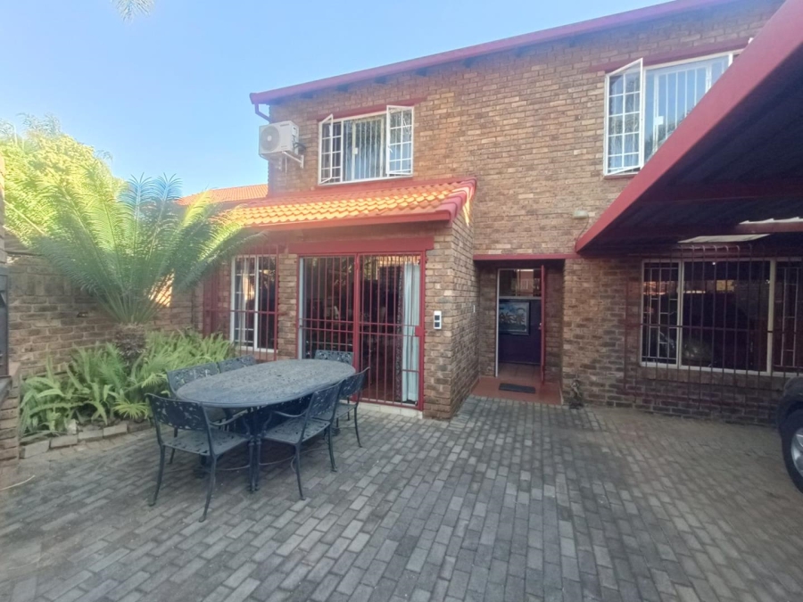 3 Bedroom Property for Sale in Die Hoewes Gauteng