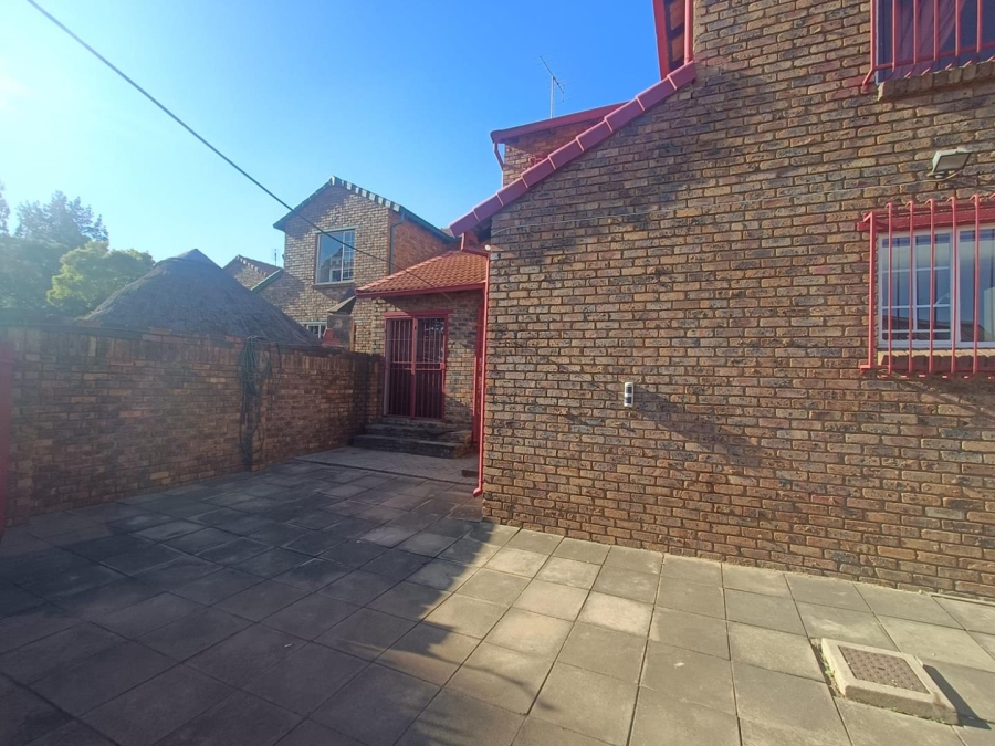 3 Bedroom Property for Sale in Die Hoewes Gauteng