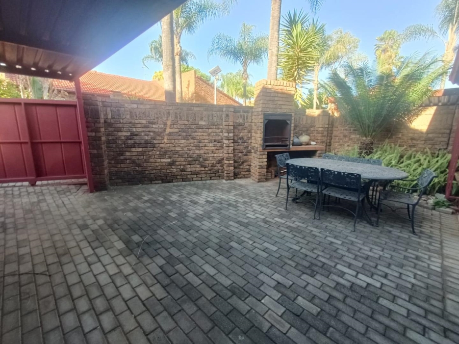 3 Bedroom Property for Sale in Die Hoewes Gauteng