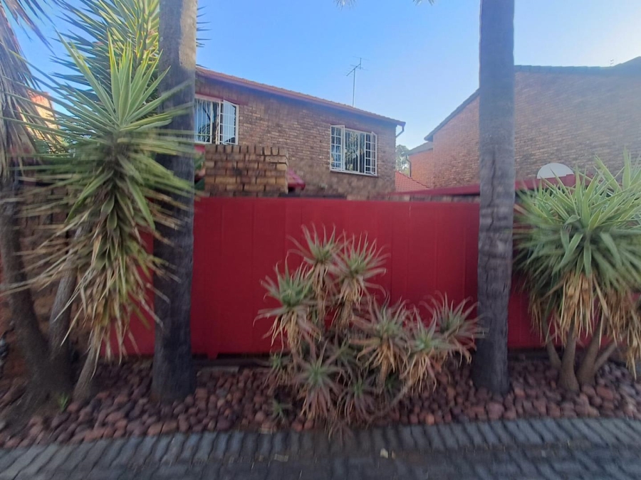 3 Bedroom Property for Sale in Die Hoewes Gauteng