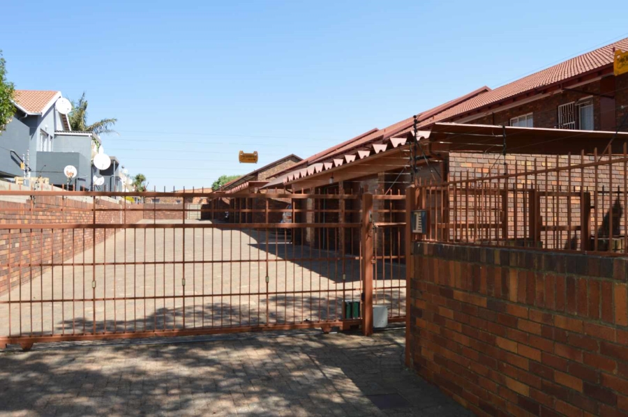2 Bedroom Property for Sale in New Redruth Gauteng