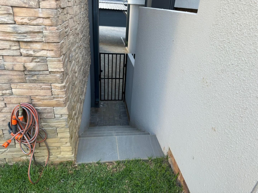 To Let 2 Bedroom Property for Rent in Bryanston Gauteng