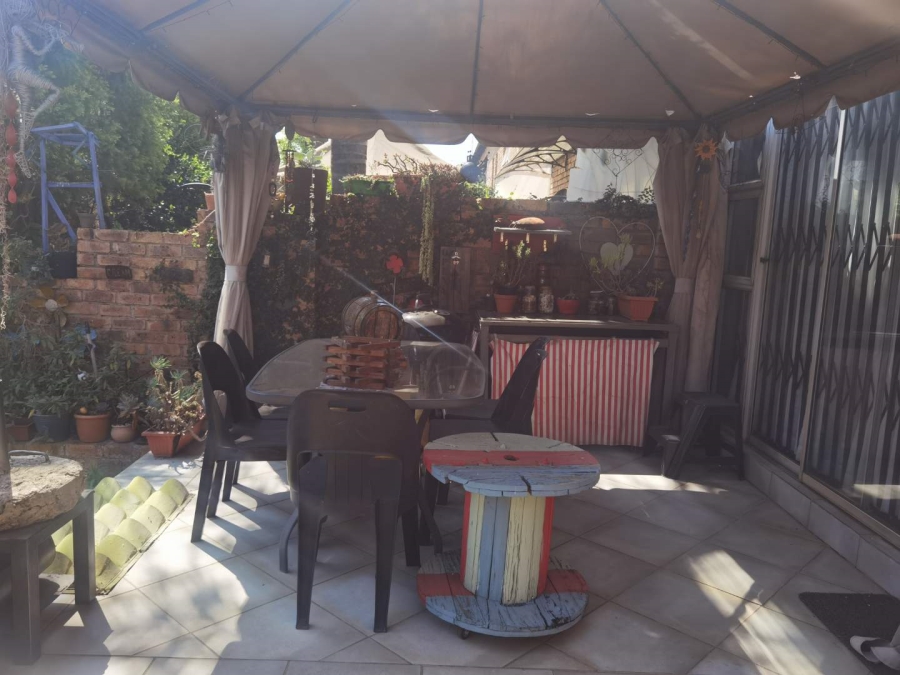 2 Bedroom Property for Sale in Glen Marais Gauteng