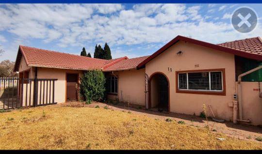 5 Bedroom Property for Sale in Glen Marais Gauteng