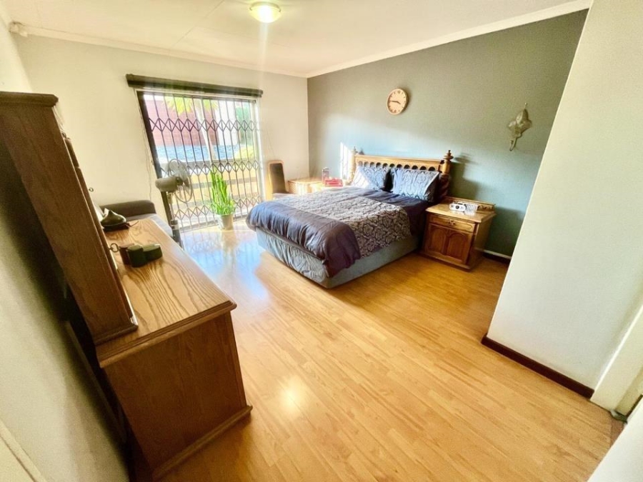 3 Bedroom Property for Sale in Oakdene Gauteng