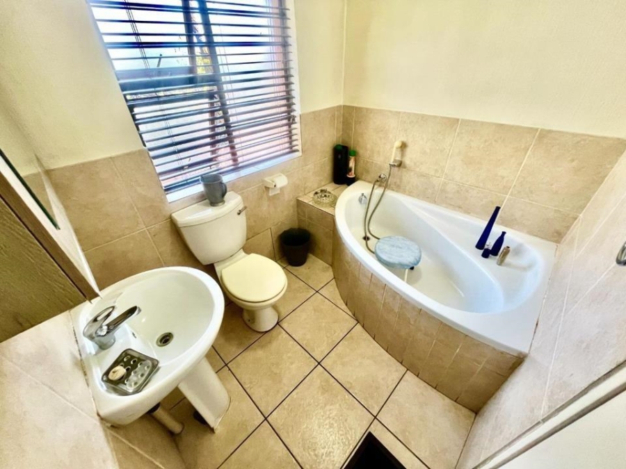 3 Bedroom Property for Sale in Oakdene Gauteng
