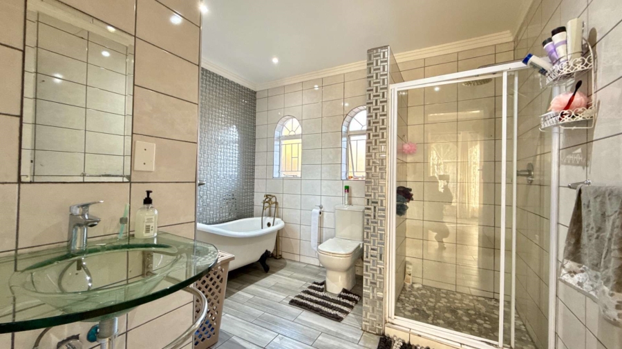 4 Bedroom Property for Sale in Glenvista Gauteng