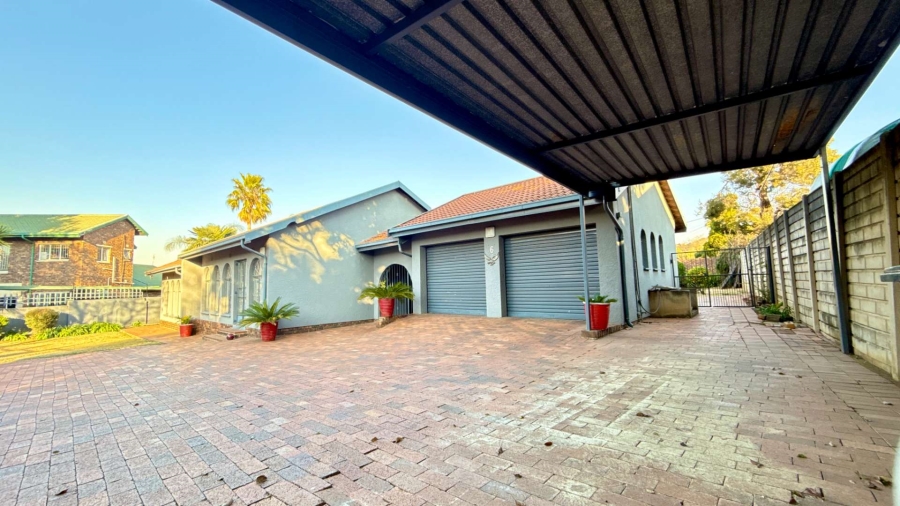 4 Bedroom Property for Sale in Glenvista Gauteng