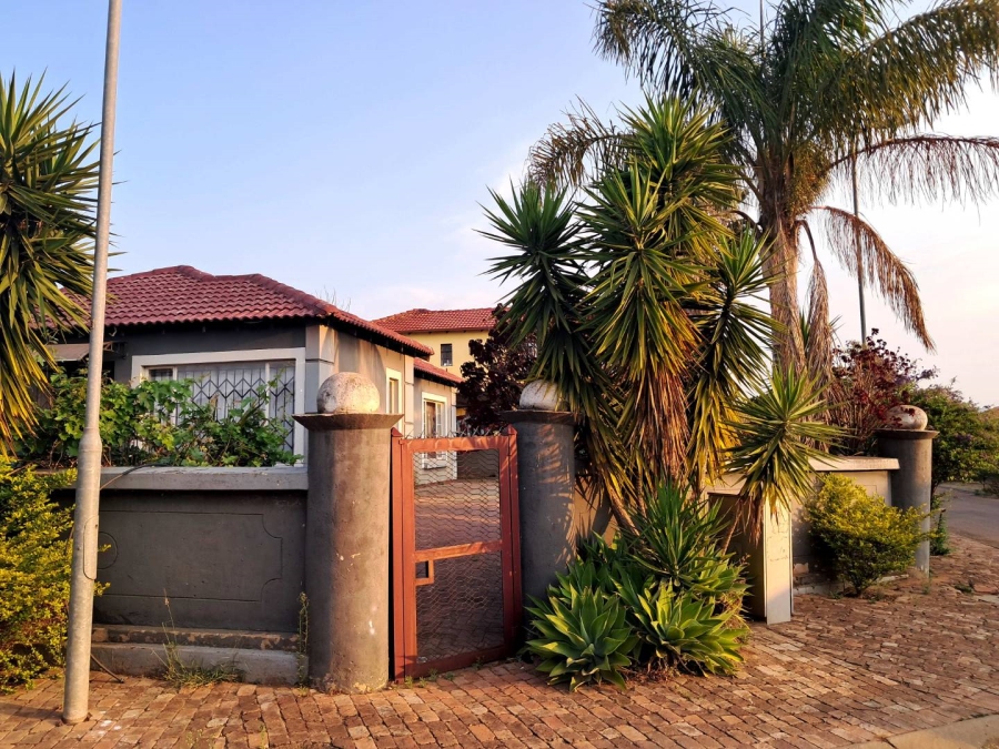 3 Bedroom Property for Sale in Rosslyn Gauteng