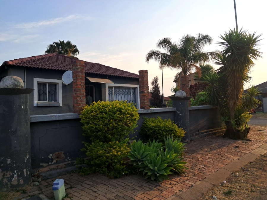 3 Bedroom Property for Sale in Rosslyn Gauteng