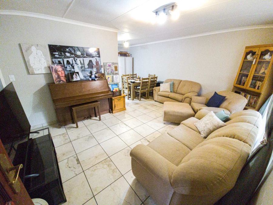 To Let 2 Bedroom Property for Rent in La Montagne Gauteng