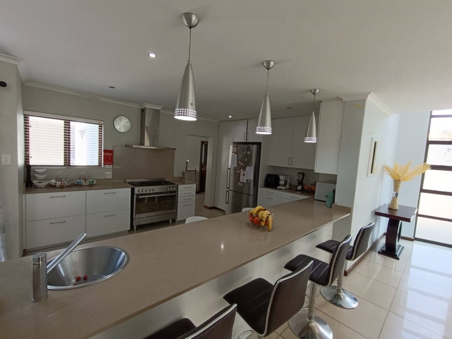 6 Bedroom Property for Sale in Midfield Estate Gauteng