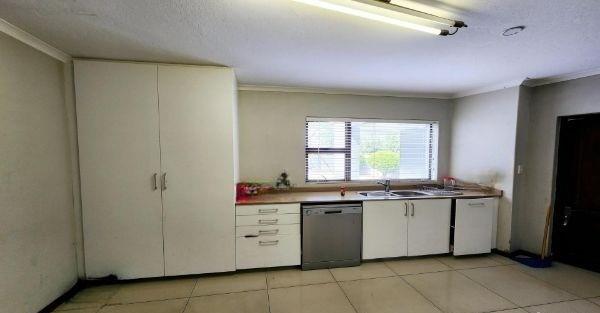 6 Bedroom Property for Sale in Midfield Estate Gauteng