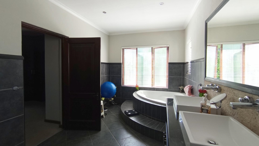 6 Bedroom Property for Sale in Midfield Estate Gauteng