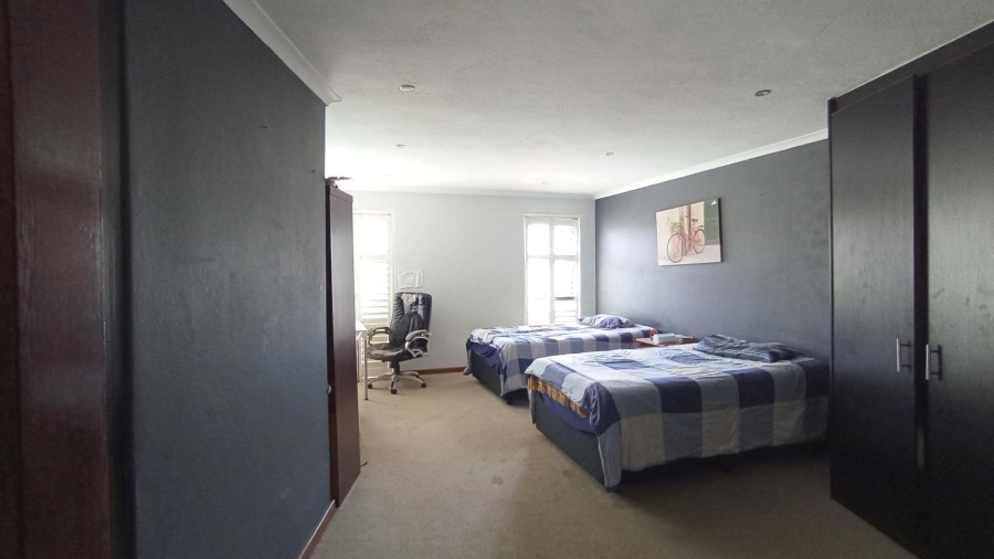 6 Bedroom Property for Sale in Midfield Estate Gauteng