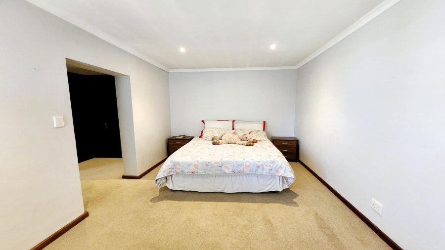 6 Bedroom Property for Sale in Midfield Estate Gauteng