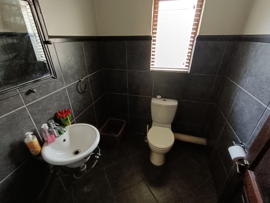 6 Bedroom Property for Sale in Midfield Estate Gauteng