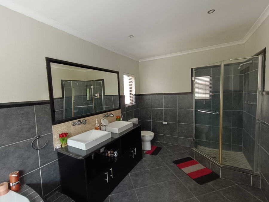 6 Bedroom Property for Sale in Midfield Estate Gauteng