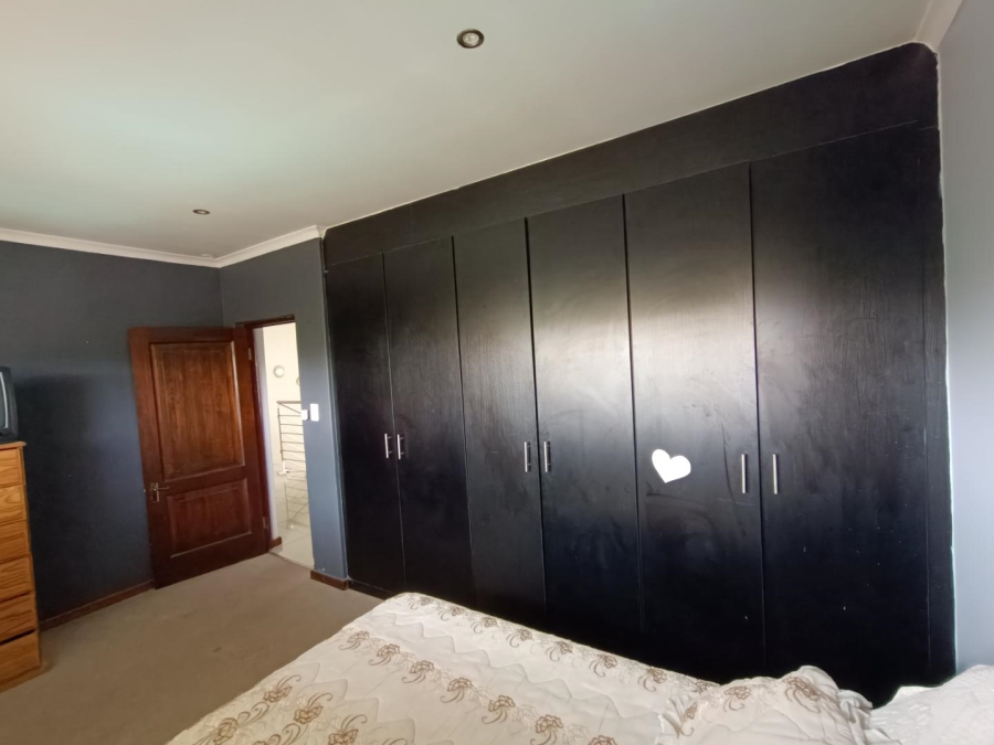 6 Bedroom Property for Sale in Midfield Estate Gauteng