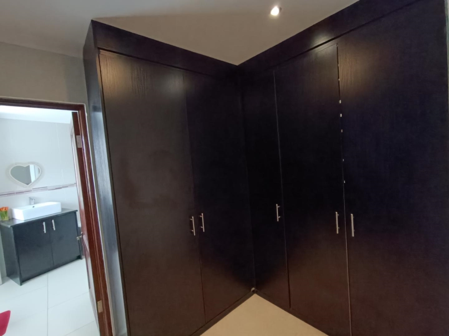 6 Bedroom Property for Sale in Midfield Estate Gauteng