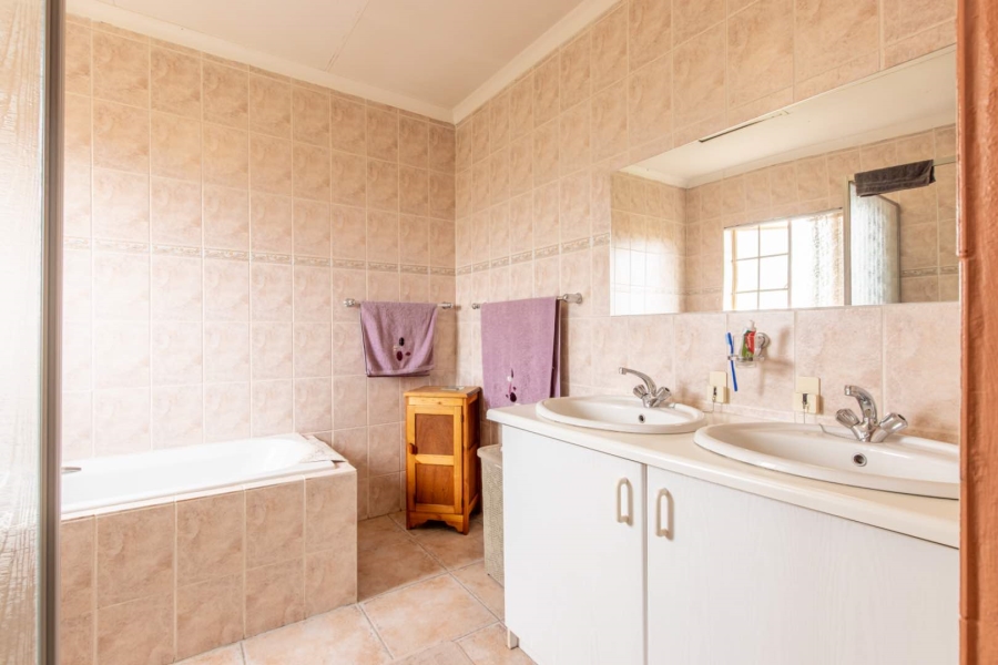 3 Bedroom Property for Sale in Wilgeheuwel Gauteng