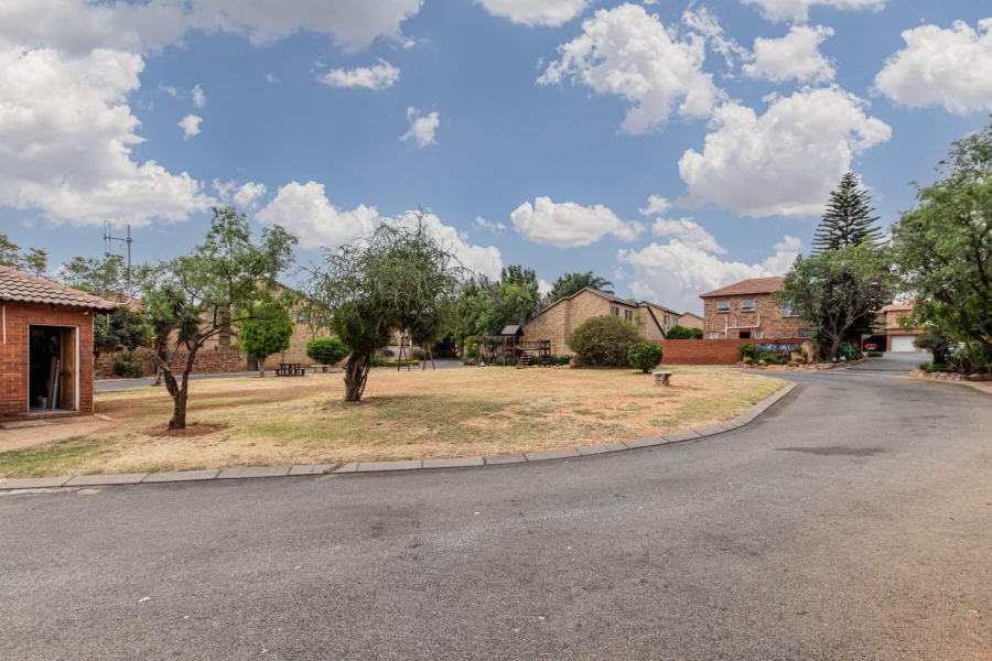 3 Bedroom Property for Sale in Wilgeheuwel Gauteng