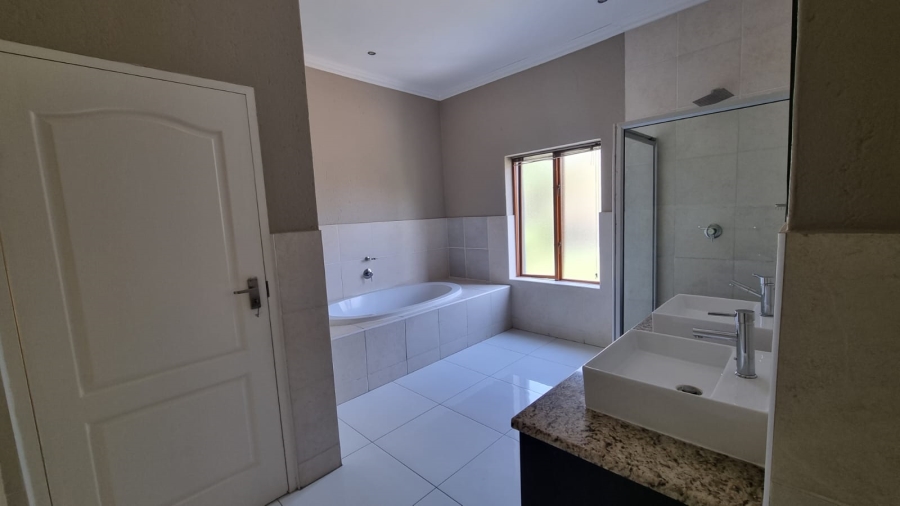 To Let 3 Bedroom Property for Rent in Broadacres Gauteng