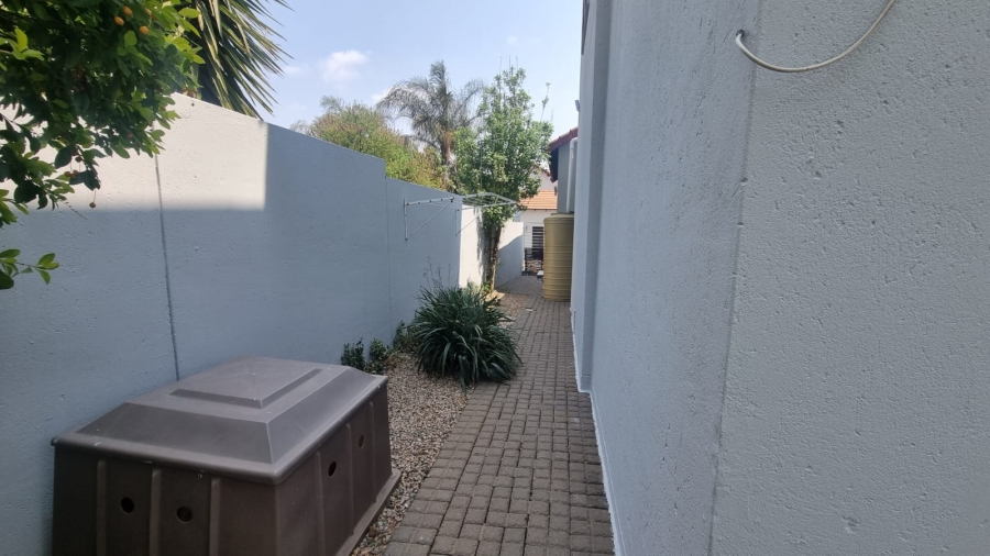 To Let 3 Bedroom Property for Rent in Broadacres Gauteng