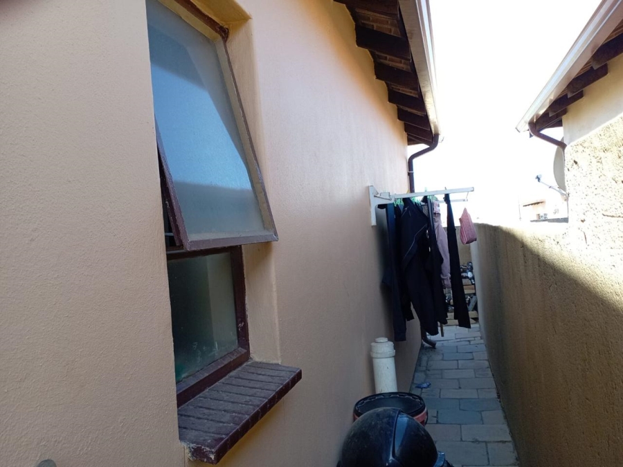 2 Bedroom Property for Sale in Clayville Gauteng