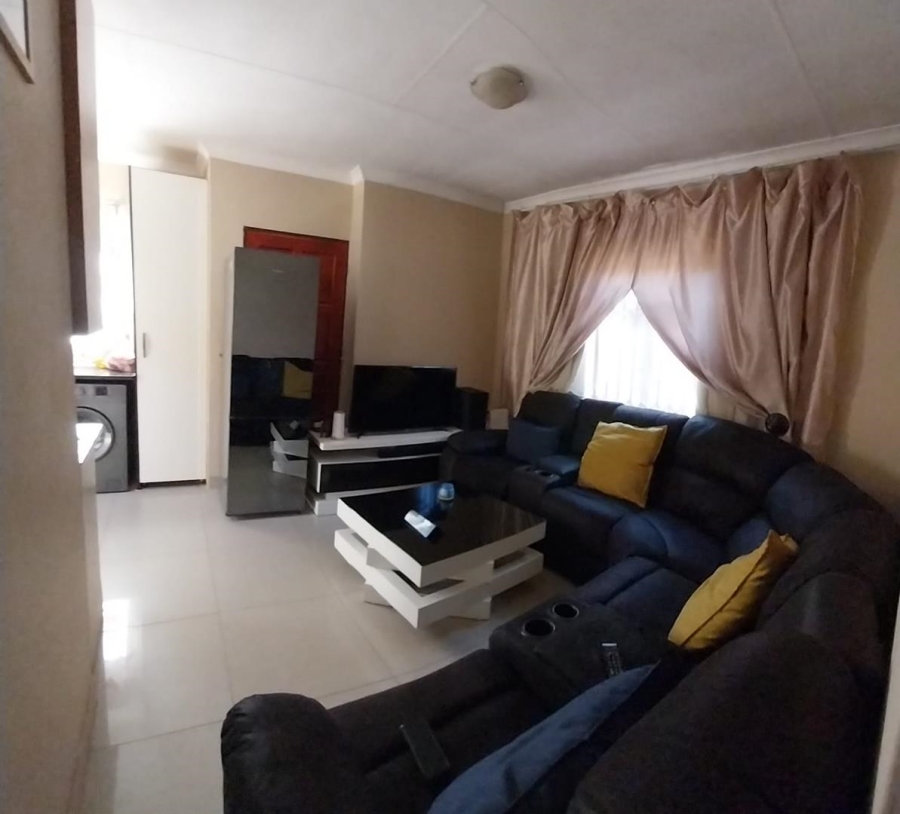 2 Bedroom Property for Sale in Clayville Gauteng