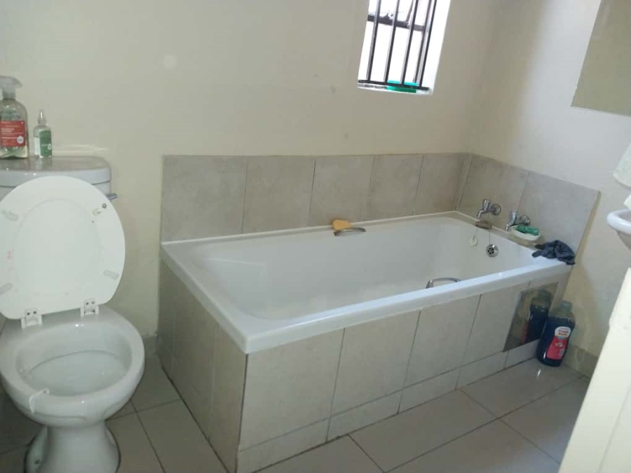 2 Bedroom Property for Sale in Clayville Gauteng