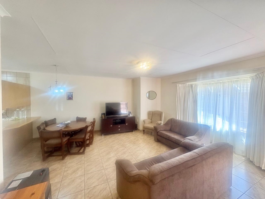 2 Bedroom Property for Sale in Oakdene Gauteng
