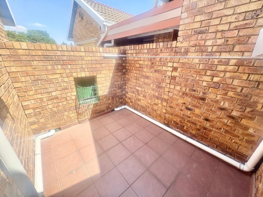 2 Bedroom Property for Sale in Oakdene Gauteng