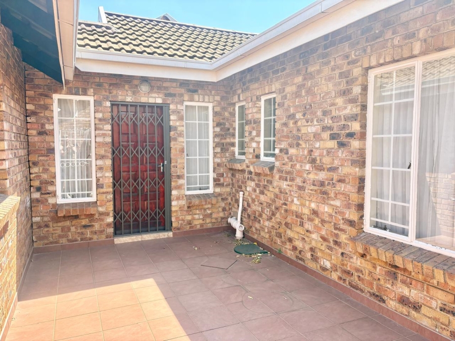 2 Bedroom Property for Sale in Oakdene Gauteng