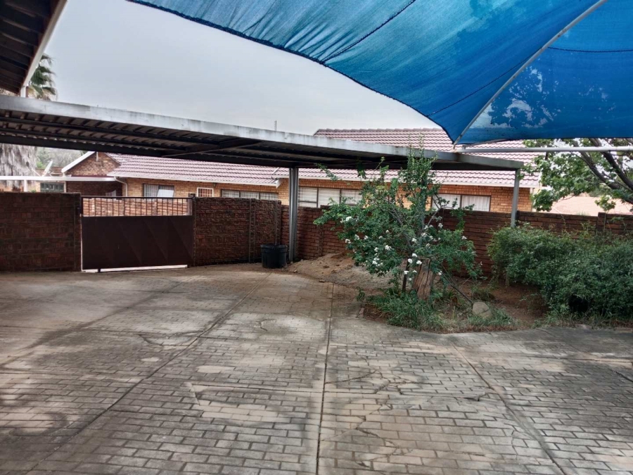 5 Bedroom Property for Sale in Glenvista Ext 3 Gauteng