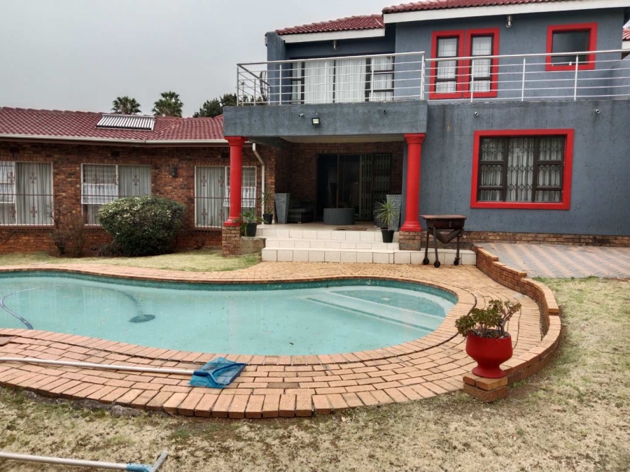 5 Bedroom Property for Sale in Glenvista Ext 3 Gauteng