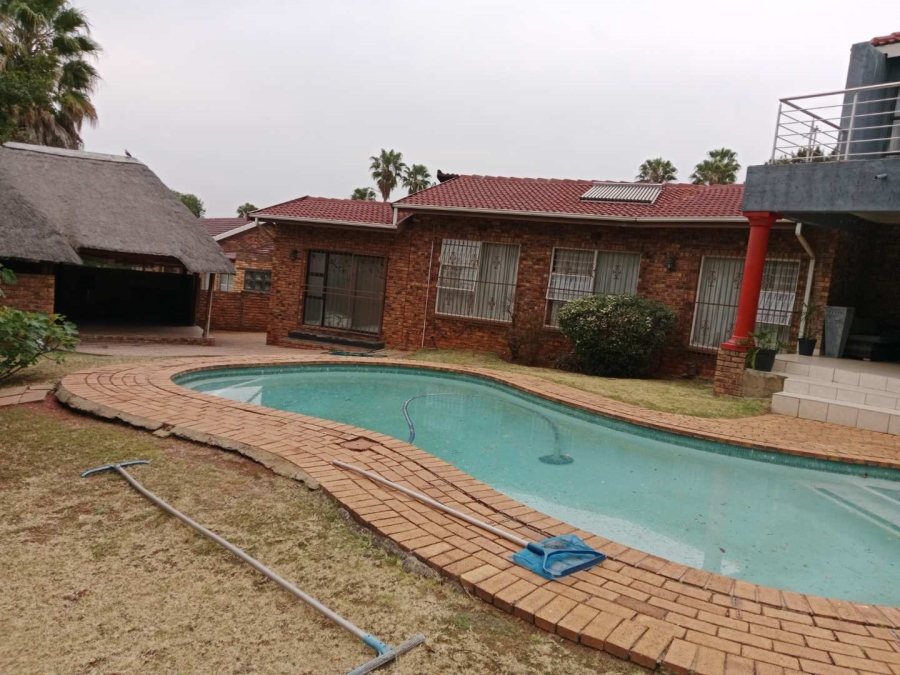 5 Bedroom Property for Sale in Glenvista Ext 3 Gauteng