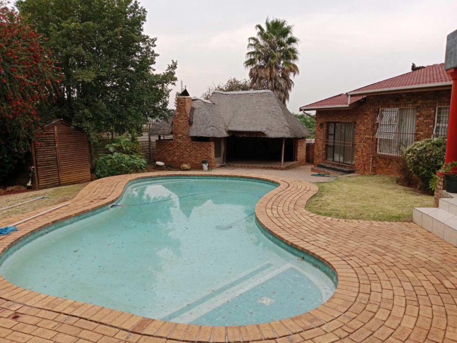 5 Bedroom Property for Sale in Glenvista Ext 3 Gauteng